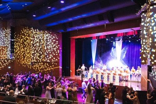 Schnell gefüllt: Die Tanzfläche beim PH-Ball. Bildquelle: Rainer Teichmann.