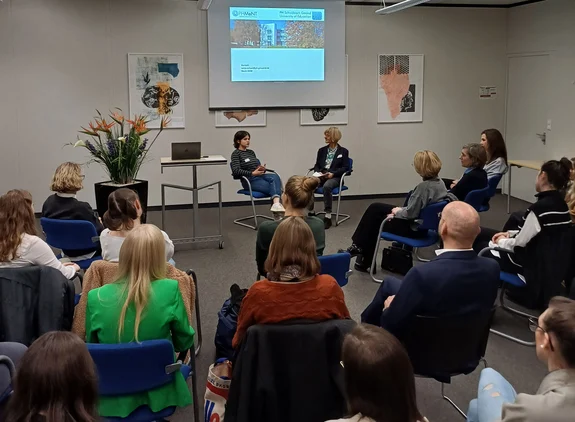 Gleichstellungsbeauftragte PD Dr. Gabriele Theuer im Gespräch mit der Preisträgerin Susann Rehm